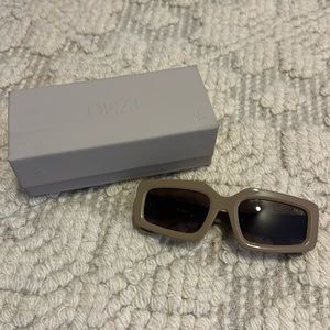 DEZI Read The Room Sunglasses